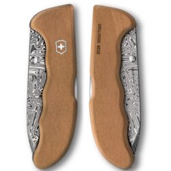 Rückansicht des geschlossenen Evoke Wood Damast Messers 2026, Darstellung der fortlaufenden Limitierungsnummerierung auf der Holzoberfläche.