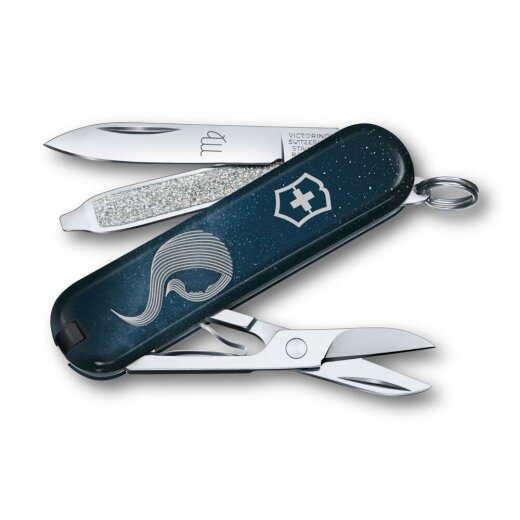 Geöffnetes Victorinox Classic SD 58 mm Taschenmesser aus der Zodiac Signs Serie mit dem Motiv des Sternzeichens Jungfrau. Sichtbar sind die ausgeklappte Klinge mit Sternzeichensymbol, Schere und Nagelfeile vor dunkelblauem Sternenhimmel-Design.