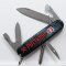 Victorinox Tinker Pottkind Taschenmesser Griffschale Vorderseite mit rotem Victorinox Logo roter Aufschrift Made im Pott auf Backstein Hintergrund und Schriftzug Pottkind
