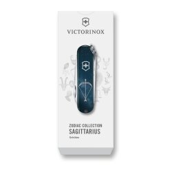 Die edle weiße Sonderverpackung der Victorinox Zodiac Collection für das Modell Schütze (Sagittarius) mit dem darauf liegenden, geschlossenen Taschenmesser im eleganten Sternbild-Look.