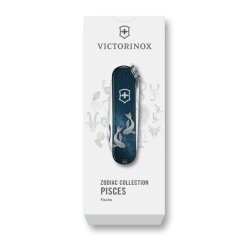 Die edle weiße Sonderverpackung der Victorinox Zodiac Collection für das Modell Fische (Pisces) mit dem darauf liegenden, geschlossenen Taschenmesser im eleganten Sternbild-Look.