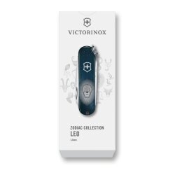 Die edle weiße Sonderverpackung der Victorinox Zodiac Collection für das Modell Löwe (Leo) mit dem darauf liegenden, geschlossenen Taschenmesser im eleganten Sternbild-Look.