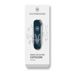 Die edle weiße Sonderverpackung der Victorinox Zodiac Collection für das Modell Steinbock (Capricorn) mit dem darauf liegenden, geschlossenen Taschenmesser im eleganten Sternbild-Look.