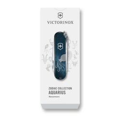 Die edle weiße Sonderverpackung der Victorinox Zodiac Collection für das Modell Wassermann (Aquarius) mit dem darauf liegenden, geschlossenen Taschenmesser im eleganten Sternbild-Look.